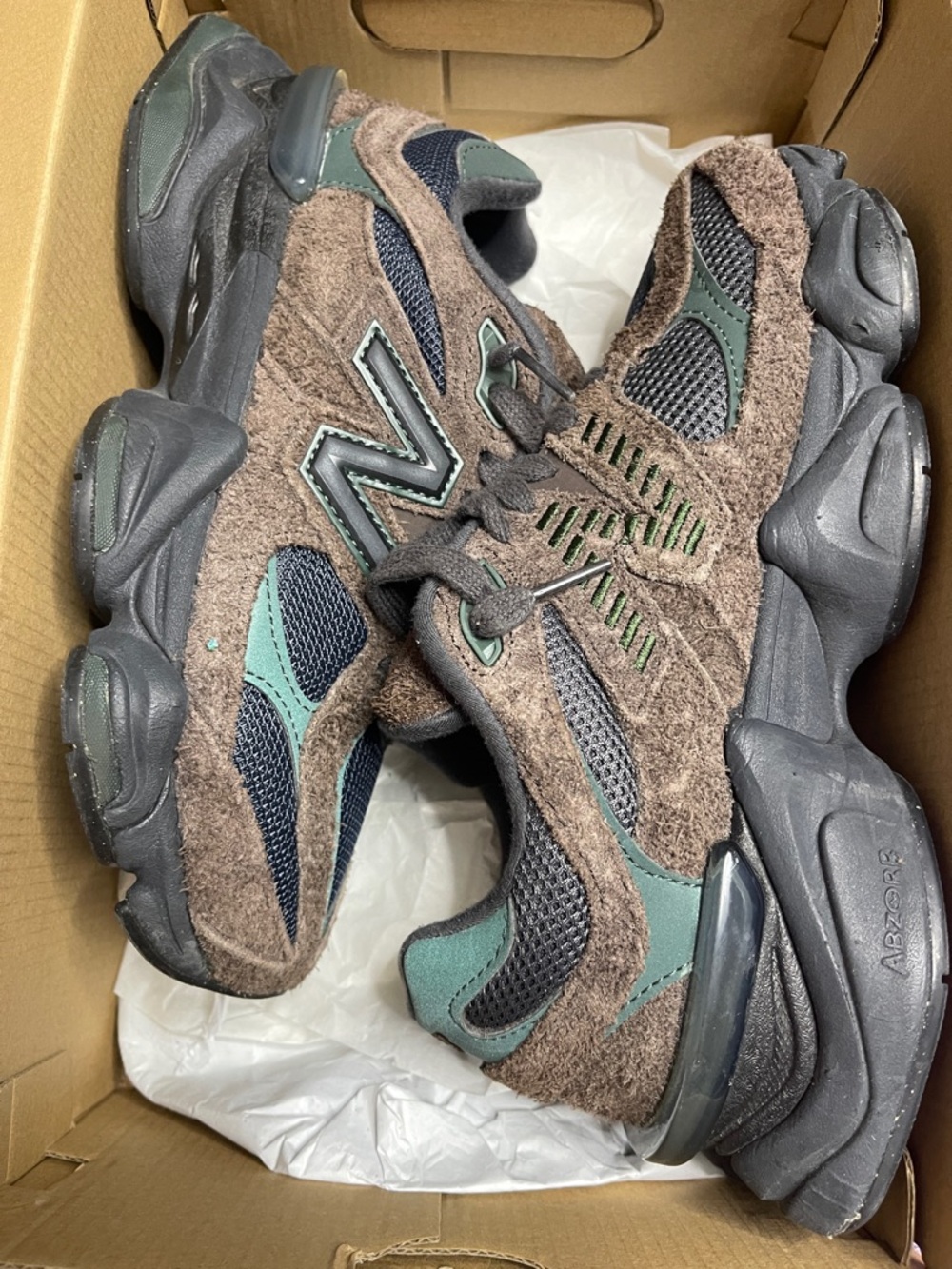New Balance 9060 “Beef  &  Broccoli size 6 in mens